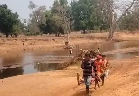 पेड़ से गिरा ग्रामीण, असुविधा के चलते खाट से ले जाना पड़ा एम्बुलेंस तक पेड़ से गिरा ग्रामीण, असुविधा के चलते खाट से ले जाना पड़ा एम्बुलेंस तक