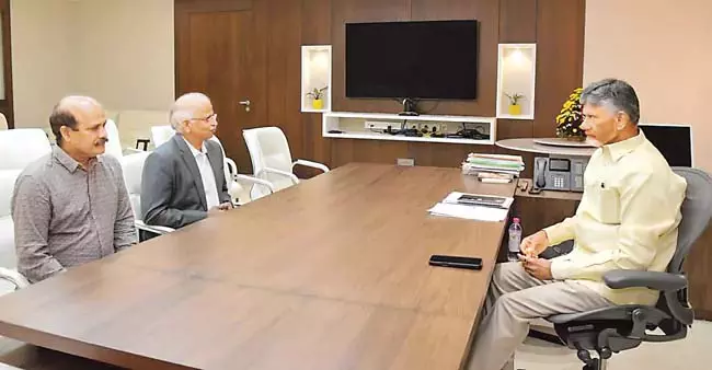 कंपनी के CEO ने सचिवालय में CM चंद्रबाबू नायडू से मुलाकात की कंपनी के CEO ने सचिवालय में CM चंद्रबाबू नायडू से मुलाकात की