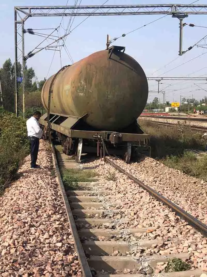 लालरू के पास तेल टैंकर के 5 डिब्बे पटरी से उतरे, Ambala-चंडीगढ़ रेलखंड पर ट्रेनें विलंबित लालरू के पास तेल टैंकर के 5 डिब्बे पटरी से उतरे, Ambala-चंडीगढ़ रेलखंड पर ट्रेनें विलंबित