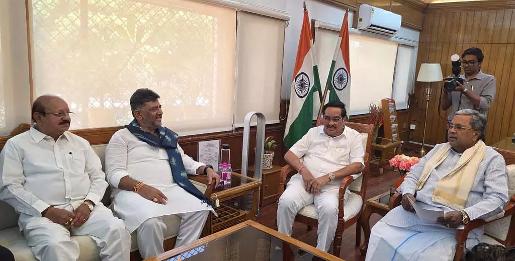 सिद्धारमैया और Deputy CM ने केंद्रीय जल शक्ति मंत्री को एक याचिका सौंपी सिद्धारमैया और Deputy CM ने केंद्रीय जल शक्ति मंत्री को एक याचिका सौंपी