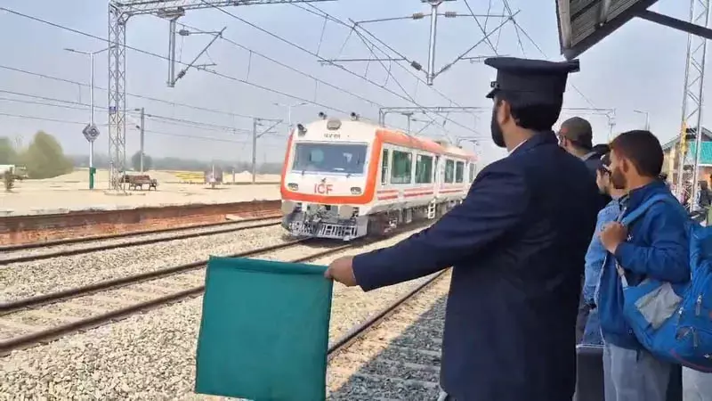 वंदे भारत ट्रेन के उद्घाटन से पहले अधिकारियों ने Srinagar-Katra ट्रैक का निरीक्षण किया वंदे भारत ट्रेन के उद्घाटन से पहले अधिकारियों ने Srinagar-Katra ट्रैक का निरीक्षण किया