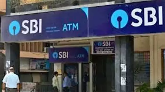 Telangana: खाताधारकों ने एसबीआई बैंक पर ताला जड़ा Telangana: खाताधारकों ने एसबीआई बैंक पर ताला जड़ा
