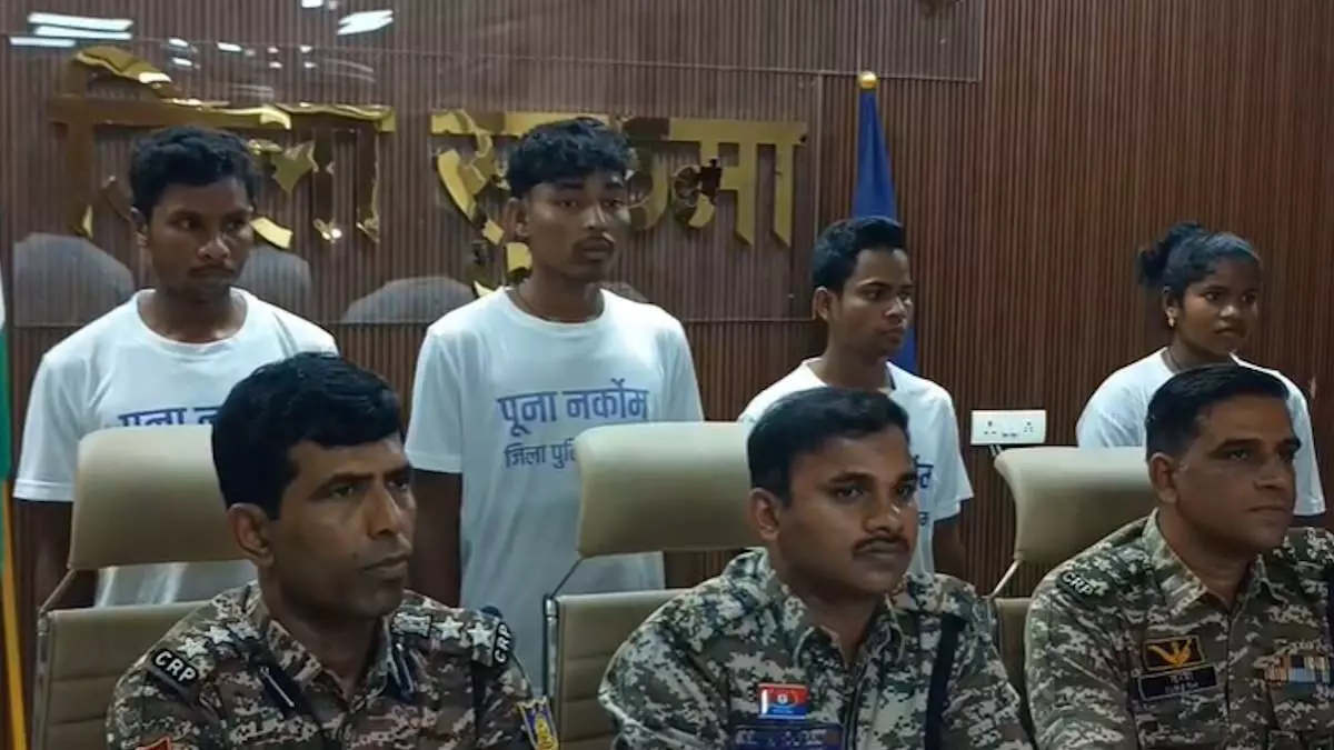 सुकमा में 4 नक्सलियों ने डाले हथियार सुकमा में 4 नक्सलियों ने डाले हथियार
