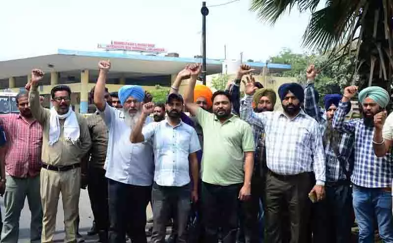 Jalandhar: दो घंटे की बस हड़ताल से यात्री परेशान Jalandhar: दो घंटे की बस हड़ताल से यात्री परेशान
