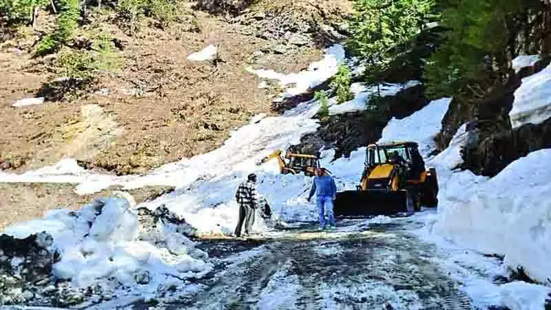 Himachal: बर्फ हटाने के बाद पदरी जोत सड़क फिर से खुलने को तैयार Himachal: बर्फ हटाने के बाद पदरी जोत सड़क फिर से खुलने को तैयार