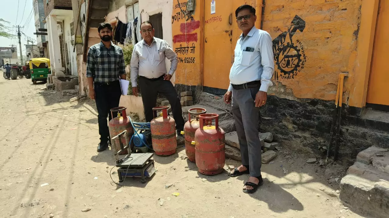Bikaner: घरेलू गैस सिलेंडर के दुरुपयोग पर छापेमारी, दो स्थानों पर कार्रवाई Bikaner: घरेलू गैस सिलेंडर के दुरुपयोग पर छापेमारी, दो स्थानों पर कार्रवाई
