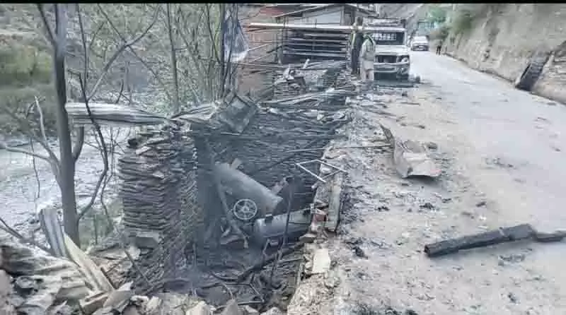 Bharmour-Chamba राजमार्ग पर भीषण आग से दुकानें जलकर खाक Bharmour-Chamba राजमार्ग पर भीषण आग से दुकानें जलकर खाक