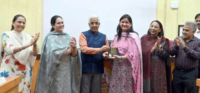 Jammu: कुलपति ने उत्कृष्ट योगदान के लिए नैक समन्वयकों को सम्मानित किया Jammu: कुलपति ने उत्कृष्ट योगदान के लिए नैक समन्वयकों को सम्मानित किया