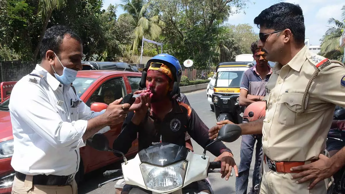 Mumbai: पुलिस नशे में वाहन चलाने वालों के खिलाफ आपराधिक मामले दर्ज करेगी Mumbai: पुलिस नशे में वाहन चलाने वालों के खिलाफ आपराधिक मामले दर्ज करेगी