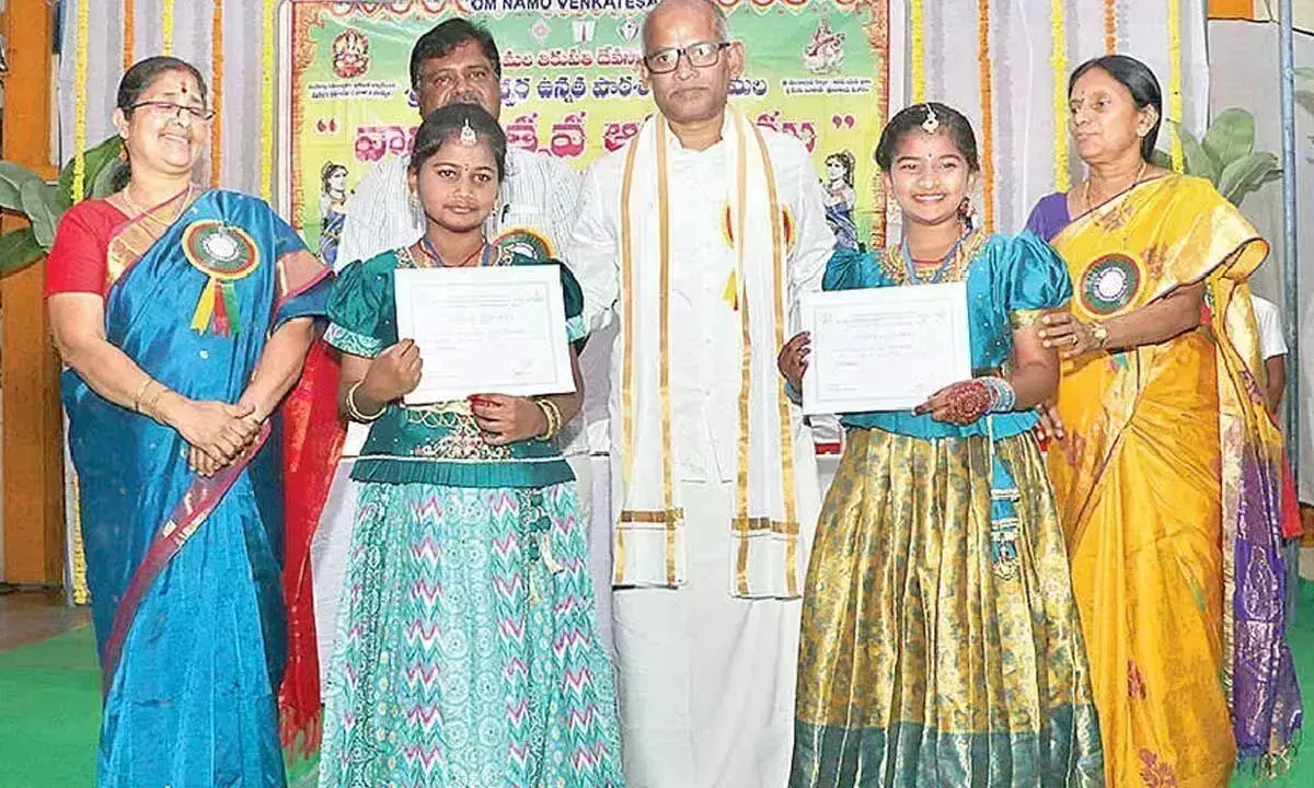 Andhra: छात्रों को अच्छे नागरिक बनाने के लिए उन्हें मूल्य सिखाएं Andhra: छात्रों को अच्छे नागरिक बनाने के लिए उन्हें मूल्य सिखाएं