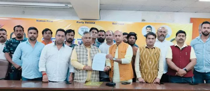 ट्रैक्टर टैक्स मुद्दे पर किसानों का प्रतिनिधिमंडल Sat Sharma से मिला ट्रैक्टर टैक्स मुद्दे पर किसानों का प्रतिनिधिमंडल Sat Sharma से मिला