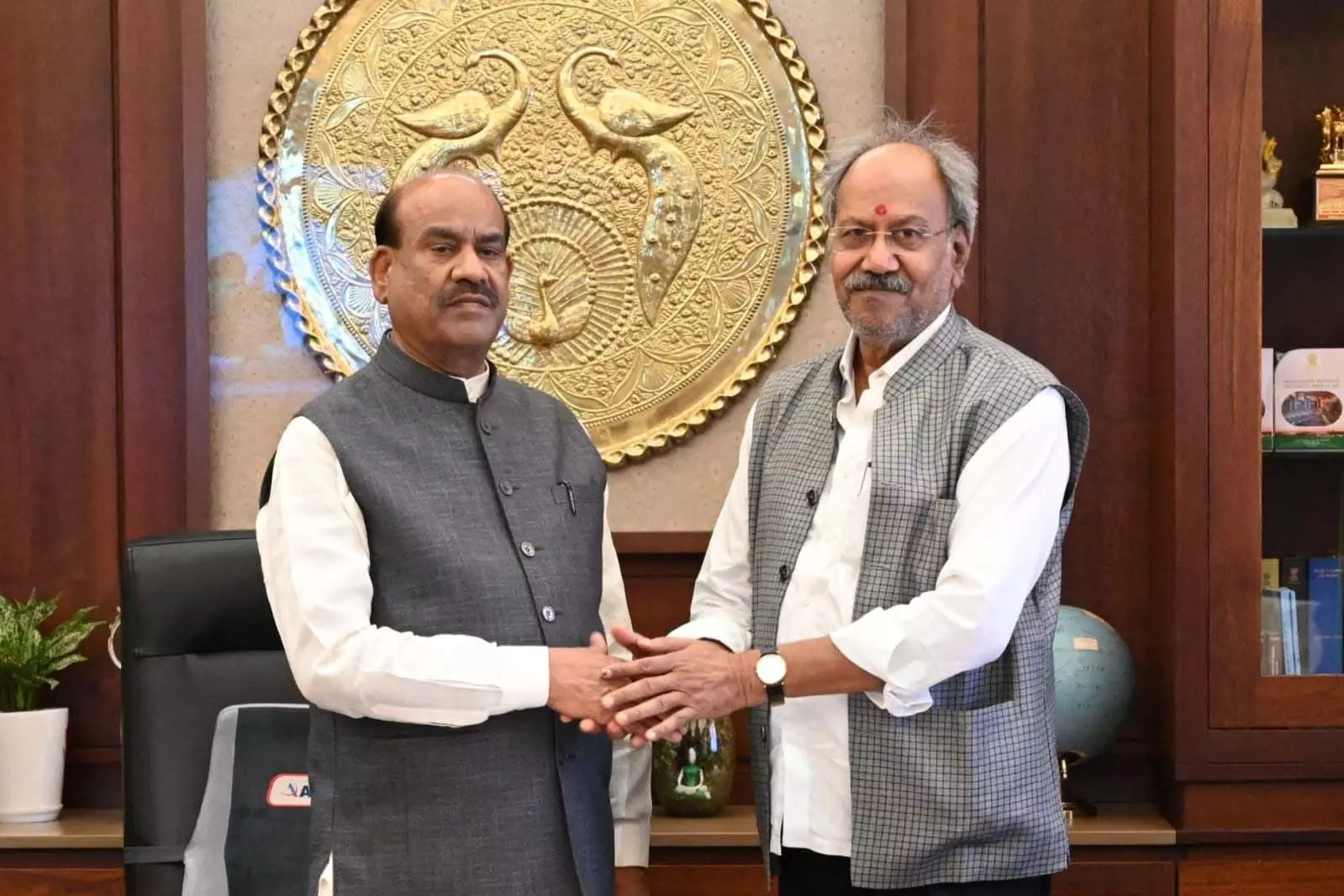 लोकसभा अध्यक्ष ओम बिरला से मिले सांसद बृजमोहन अग्रवाल लोकसभा अध्यक्ष ओम बिरला से मिले सांसद बृजमोहन अग्रवाल