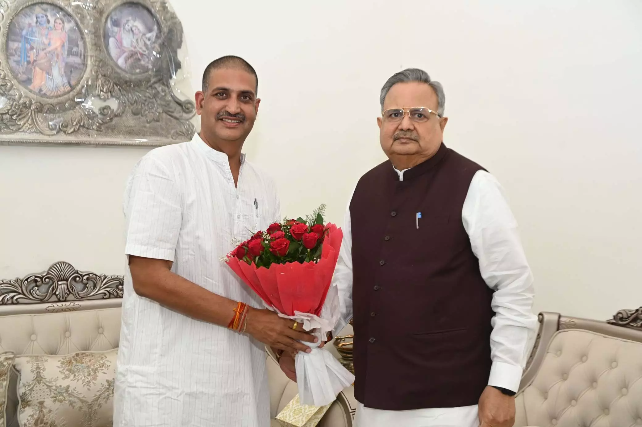 खनिज विकास निगम के अध्यक्ष सौरभ सिंह ने डॉ. रमन सिंह से सौजन्य भेंट की खनिज विकास निगम के अध्यक्ष सौरभ सिंह ने डॉ. रमन सिंह से सौजन्य भेंट की