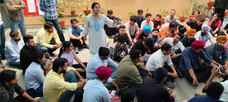 PU साउथ कैंपस चाकूबाजी मामले में मुख्य आरोपी गिरफ्तार PU साउथ कैंपस चाकूबाजी मामले में मुख्य आरोपी गिरफ्तार