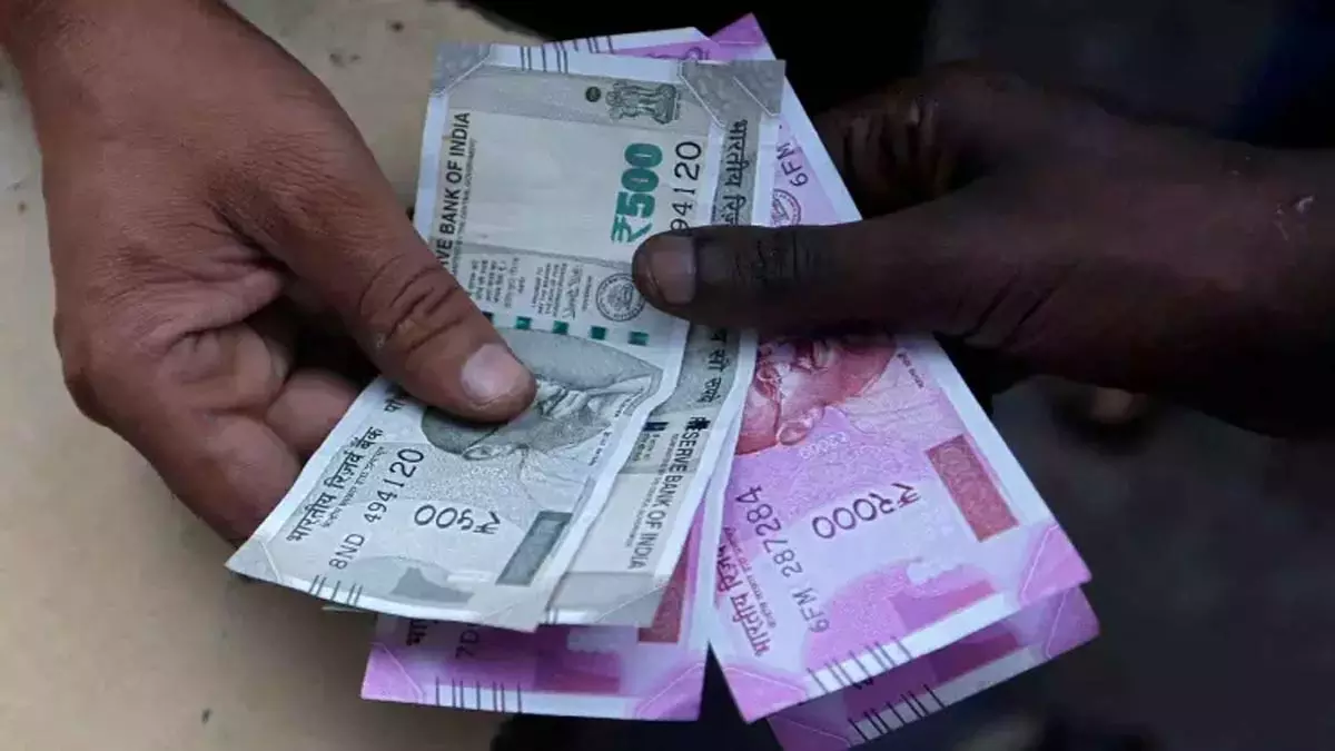 रुपया सारी बढ़त गंवाकर अमेरिकी डॉलर के मुकाबले 14 पैसे गिरकर 85.44 पर बंद हुआ रुपया सारी बढ़त गंवाकर अमेरिकी डॉलर के मुकाबले 14 पैसे गिरकर 85.44 पर बंद हुआ
