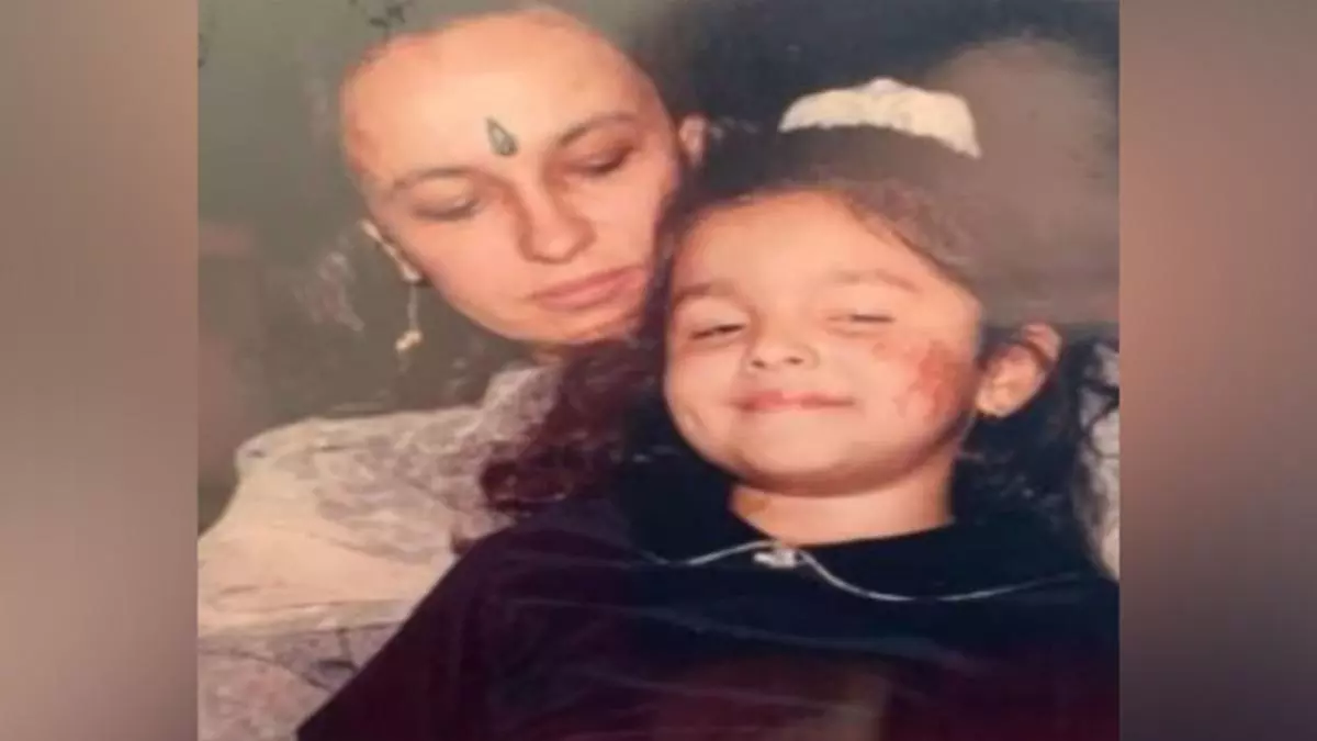 सोनी राजदान ने छोटी आलिया के साथ मनमोहक यात्रा तस्वीरें साझा कीं सोनी राजदान ने छोटी आलिया के साथ मनमोहक यात्रा तस्वीरें साझा कीं