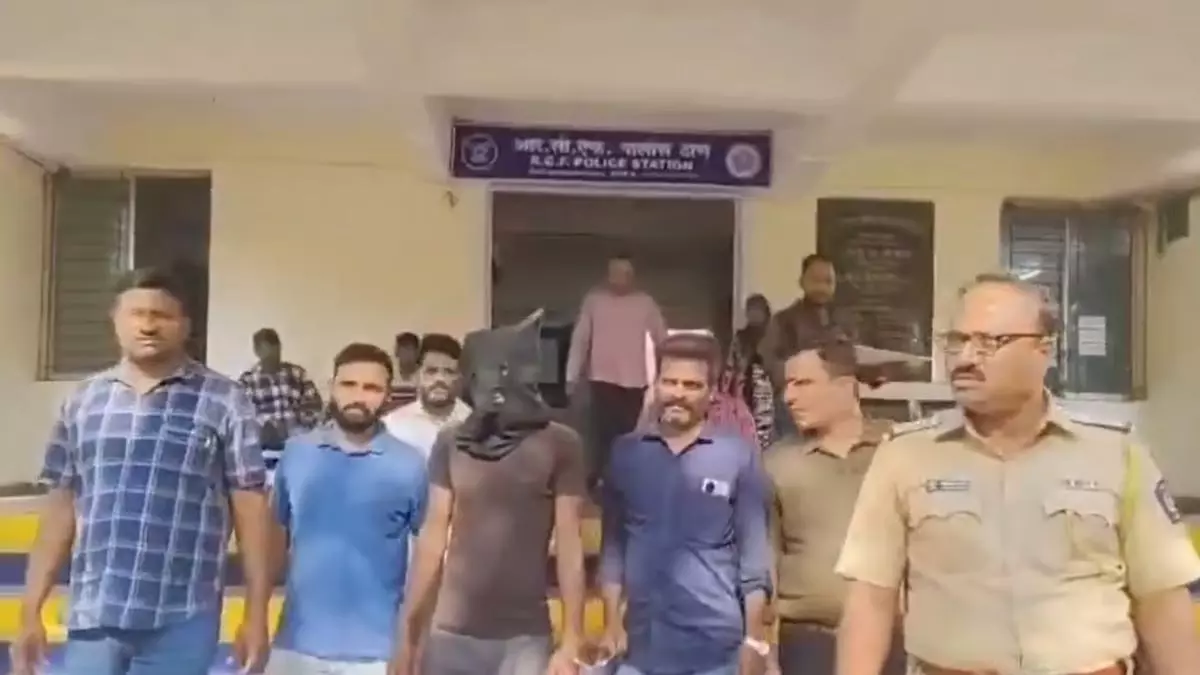 Crime: अवैध आग्नेयास्त्रों और कारतूसों के साथ 29 वर्षीय यूपी का व्यक्ति गिरफ्तार Crime: अवैध आग्नेयास्त्रों और कारतूसों के साथ 29 वर्षीय यूपी का व्यक्ति गिरफ्तार