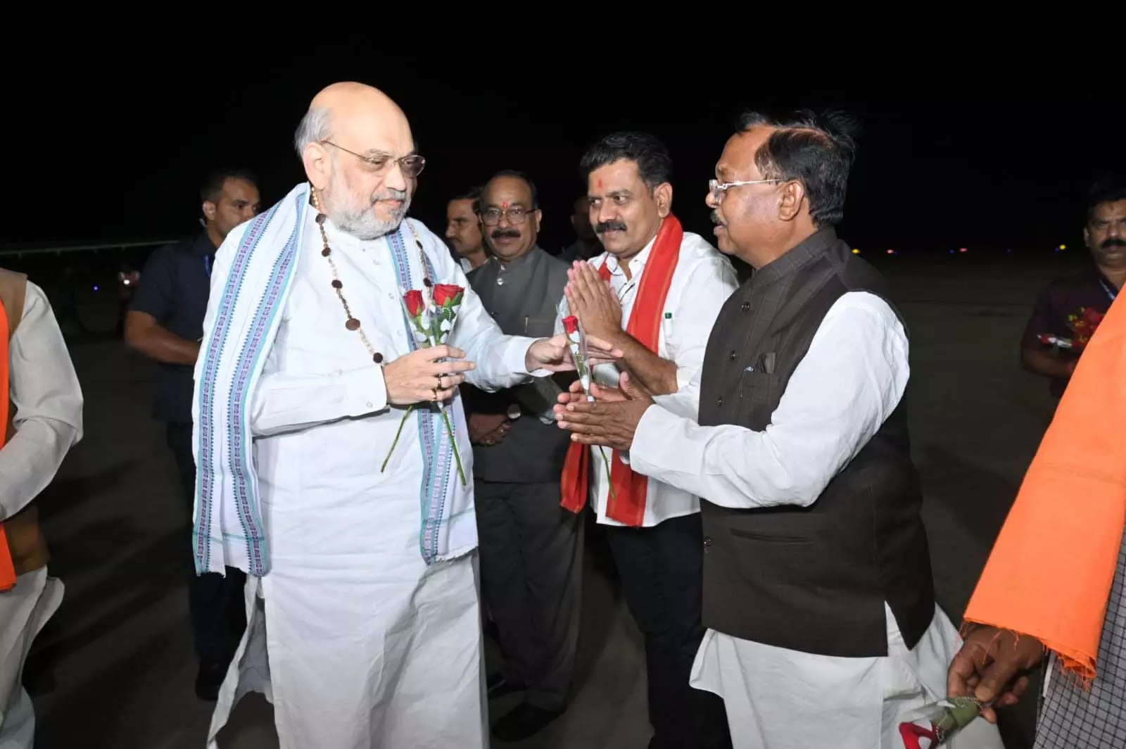 केंद्रीय गृहमंत्री अमित शाह का मंत्री राम विचार नेताम ने किया आत्मीय स्वागत केंद्रीय गृहमंत्री अमित शाह का मंत्री राम विचार नेताम ने किया आत्मीय स्वागत