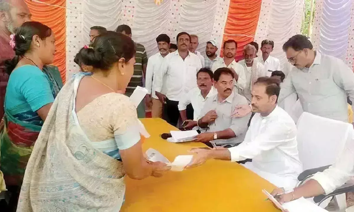 जन शिकायतों का शीघ्र समाधान करें जन शिकायतों का शीघ्र समाधान करें
