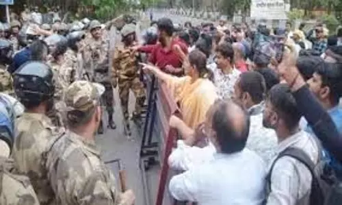 Jharkhand : विस्थापितों के प्रदर्शनकारियों पर लाठीचार्ज, युवक की मौत