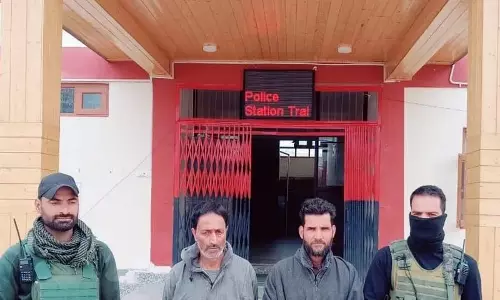 त्राल में पुलिस अधिकारी बनकर वसूली करने वाले दो बदमाश गिरफ्तार त्राल में पुलिस अधिकारी बनकर वसूली करने वाले दो बदमाश गिरफ्तार