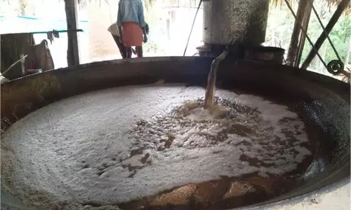 Up News: खौलते गन्ने के रस में गिरकर मजदूर की मौत,परिजनों ने लगाया गंभीर आरोप Up News: खौलते गन्ने के रस में गिरकर मजदूर की मौत,परिजनों ने लगाया गंभीर आरोप