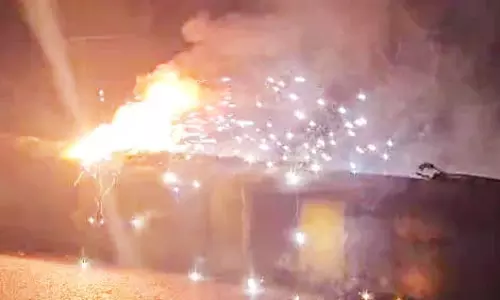 डिवाइडर में दौड़ रहा करंट, जिम्मेदार अफसर बेसुध डिवाइडर में दौड़ रहा करंट, जिम्मेदार अफसर बेसुध