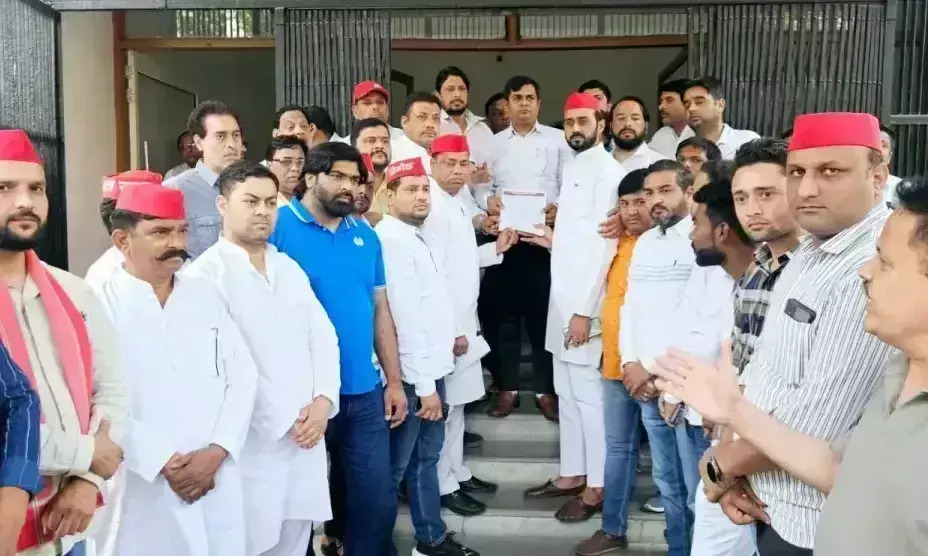 Ghaziabad: भाजपा कार्यकर्ताओं की बदसलूकी पर सपा का विरोध, डीएम को ज्ञापन सौंपा