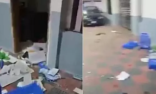 Bangladesh : अवामी लीग नेताओं के घरों में तोड़फोड़, राजनीतिक तनाव बढ़ा Bangladesh : अवामी लीग नेताओं के घरों में तोड़फोड़, राजनीतिक तनाव बढ़ा