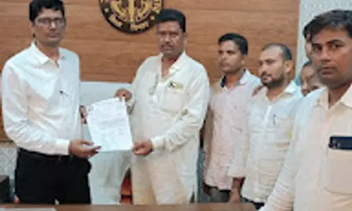 Ballia: पुरानी पेंशन को लेकर शिक्षकों का प्रतिनिधिमंडल बीएसए से मिला Ballia: पुरानी पेंशन को लेकर शिक्षकों का प्रतिनिधिमंडल बीएसए से मिला