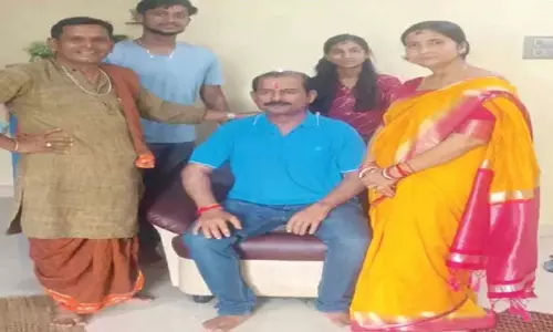 Odisha: महिला ने अपने दिवंगत पति को उनकी सजीव सिलिकॉन प्रतिमा के साथ जीवित रखा
