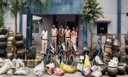 पुलिस ने अवैध कारखाने में मारी रेड, बनाया जा रहा था महुआ शराब