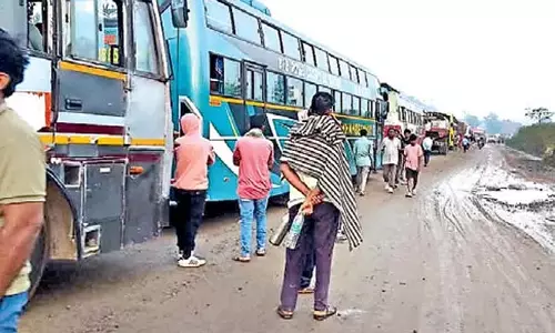 सुनाबेड़ा-कोरापुट राष्ट्रीय राजमार्ग पर घंटों यातायात बाधित रहा