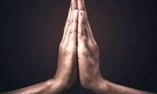 Yoga Tips: लैपटॉप पर काम करने से कलाइयों में होता है दर्द, तो करें ये योगासन