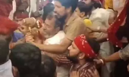 Rajasthan Sikar : जीणमाता मंदिर में पुजारियों और बत्तीसी संघ में झड़प Rajasthan Sikar : जीणमाता मंदिर में पुजारियों और बत्तीसी संघ में झड़प