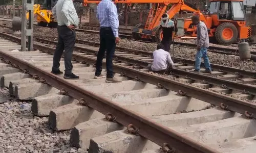 Bikaner : बीकानेर-सादुलपुर रेलखंड पर मरम्मत कार्य जारी Bikaner : बीकानेर-सादुलपुर रेलखंड पर मरम्मत कार्य जारी
