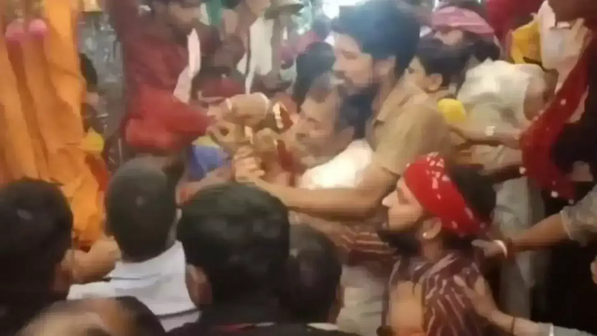 Sikar: पुजारियों और बत्तीसी संघ के बीच तनातनी, श्रद्धालु रहे परेशान