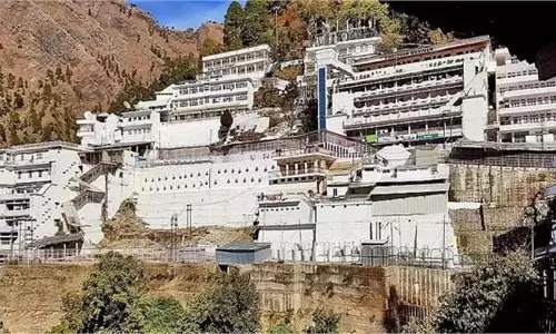 Jammu-Kashmir : नवरात्रि में माता वैष्णो देवी में उमड़ी श्रद्धालुओं की भारी भीड़