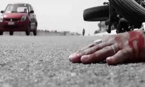 Mirzapur: लालगंज में ट्रक की टक्कर से बाइक सवार की मौत, एक घायल
