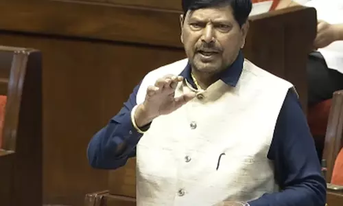 Ramdas Athawale ने वक्फ बिल का समर्थन किया, हास्य कविताओं से विपक्ष पर निशाना साधा Ramdas Athawale ने वक्फ बिल का समर्थन किया, हास्य कविताओं से विपक्ष पर निशाना साधा