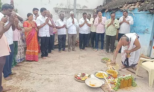 श्रीनिवास पेरुमल मंदिर में भक्तों ने फूड कोर्ट बनाने के लिए भूमि पूजन किया