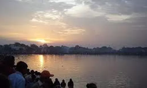 Bihar : 41 गंगा घाटों और 7 तालाबों पर श्रद्धालुओं ने उगते सूर्य को दिया अर्घ्य