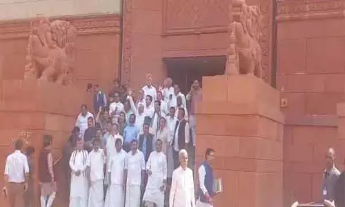 कांग्रेस सांसदों ने US टैरिफ के मुद्दे पर केंद्र के खिलाफ प्रदर्शन किया