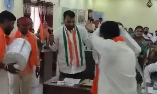 बिरगांव नगर निगम में हंगामा, महापौर ने पानी फेंकने का लगाया आरोप