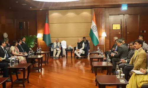 बिम्सटेक शिखर सम्मेलन: तनावपूर्ण संबंधों के बीच पीएम मोदी और मोहम्मद यूनुस की मुलाकात, VIDEO बिम्सटेक शिखर सम्मेलन: तनावपूर्ण संबंधों के बीच पीएम मोदी और मोहम्मद यूनुस की मुलाकात, VIDEO