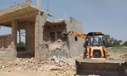 Haryana :  रोहतक प्रशासन ने 30 एकड़ जमीन पर अवैध निर्माण ढहाया