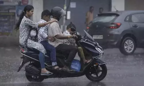 भारी बारिश, Andhra के कुछ हिस्सों में गरज के साथ बारिश की संभावना भारी बारिश, Andhra के कुछ हिस्सों में गरज के साथ बारिश की संभावना