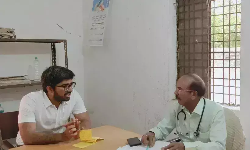 Mau: सीडीओ का जिला अस्पताल में अचानक दौरा, व्यवस्थाओं की जांच