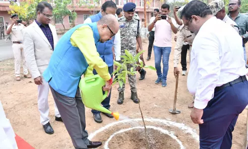 एक पेड़ माँ के नाम अभियान के तहत् राज्यपाल रमेन डेका ने लगाए रूद्राक्ष के पौधे
