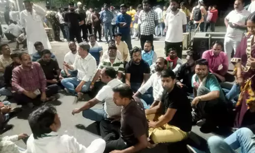 बंद: लाठीचार्ज में युवक की मौत के खिलाफ बवाल, पांच गाड़ियां फूंकीं, स्टील प्लांट के सीजीएम गिरफ्तार